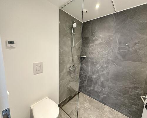 Lys og moderne 4-værelses lejlighed med altan og udsigt