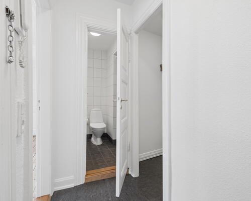 Central 3-værelses på 85 m2 med altan, vaskemaskine og gulvvarme – tæt på gågaden og havnefronten