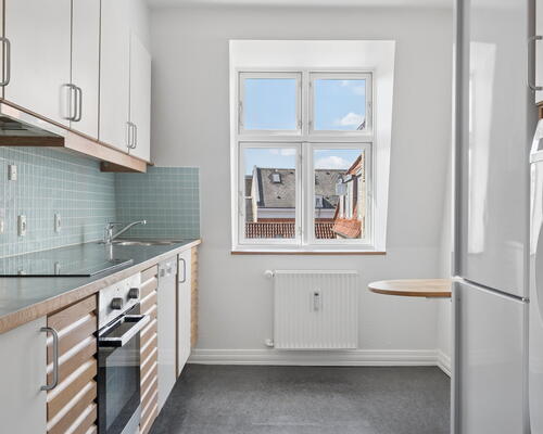 Central 3-værelses på 85 m2 med altan, vaskemaskine og gulvvarme – tæt på gågaden og havnefronten