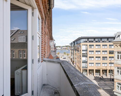 Central 3-værelses på 85 m2 med altan, vaskemaskine og gulvvarme – tæt på gågaden og havnefronten