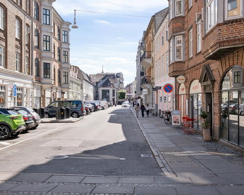 Central 3-værelses på 85 m2 med altan, vaskemaskine og gulvvarme – tæt på gågaden og havnefronten