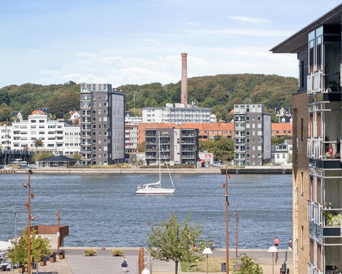 Central 3-værelses på 85 m2 med altan, vaskemaskine og gulvvarme – tæt på gågaden og havnefronten