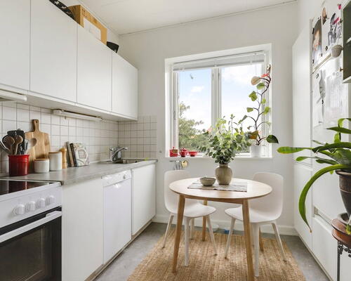 Lys 2-værelses med plankegulve, separat køkken og god planløsning – 62 m2