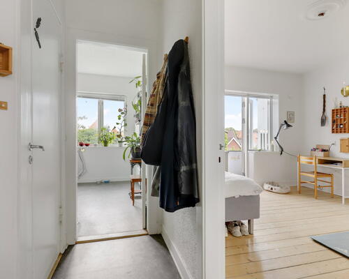 Lys 2-værelses med plankegulve, separat køkken og god planløsning – 62 m2