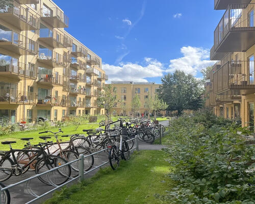 Lys lejlighed, med altan, i populært område