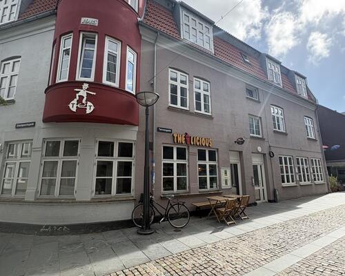 Flot penthouselejlighed med altan, nær Vejle Midtpunkt.