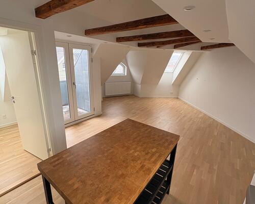 Flot penthouselejlighed med altan, nær Vejle Midtpunkt.