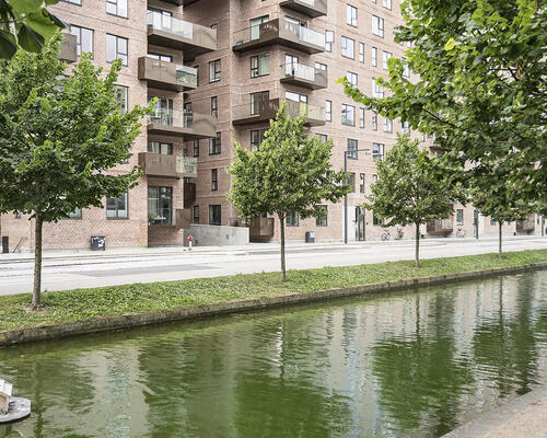 3 værelses lejlighed med to fine altaner, en øst -og vestvendt