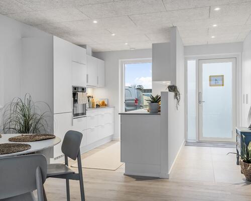 Nyt familievenligt rækkehus i Snejbjerg med privat have/terrasse og mulighed for ladestander.