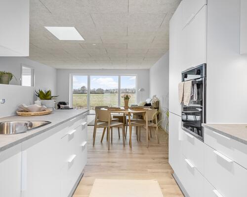 Nyt familievenligt rækkehus i Snejbjerg med privat have/terrasse og mulighed for ladestander.