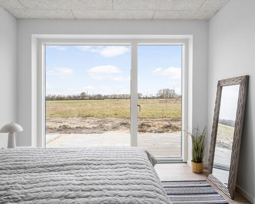 Nyt familievenligt rækkehus i Snejbjerg med privat have/terrasse og mulighed for ladestander.