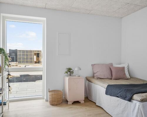 Nyt familievenligt rækkehus i Snejbjerg med privat have/terrasse og mulighed for ladestander.