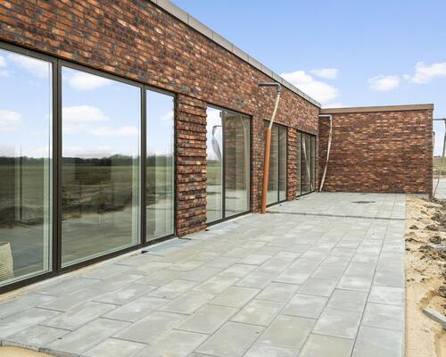 Nyt familievenligt rækkehus i Snejbjerg med privat have/terrasse og mulighed for ladestander.