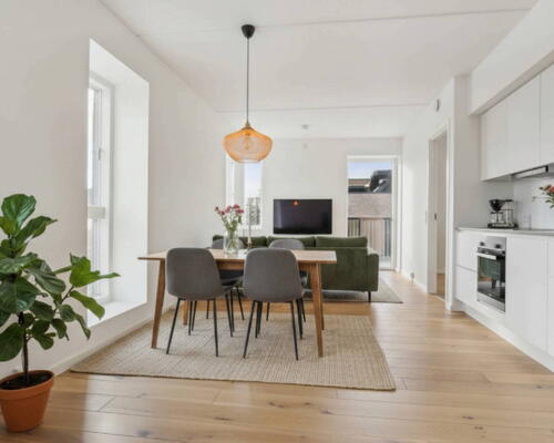 Skøn 2-værelses lejebolig med køkkenalrum og stor altan