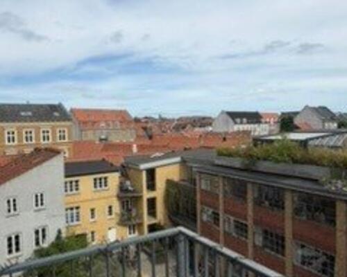 Rummelig 2-værelses med udgang til altan i hjertet af Aarhus