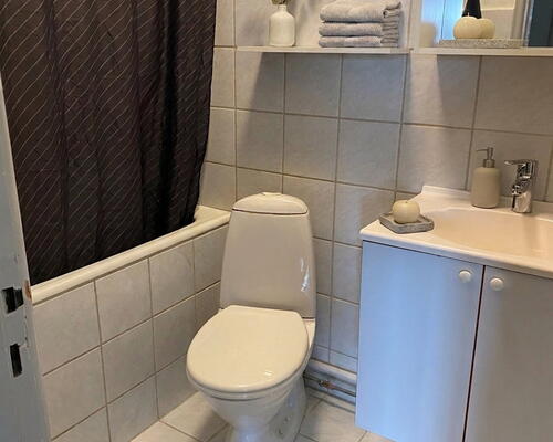 Indflytningsklar 3-værelses med spisekøkken, opvaskemaskine og badekar