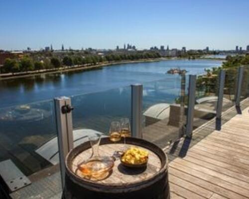 Eksklusiv møbleret penthouse med privat tagterrasse og panoramaudsigt over København til udlejning for 6-12 mdr.