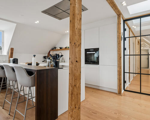 Eksklusiv møbleret penthouse med privat tagterrasse og panoramaudsigt over København til udlejning for 6-12 mdr.