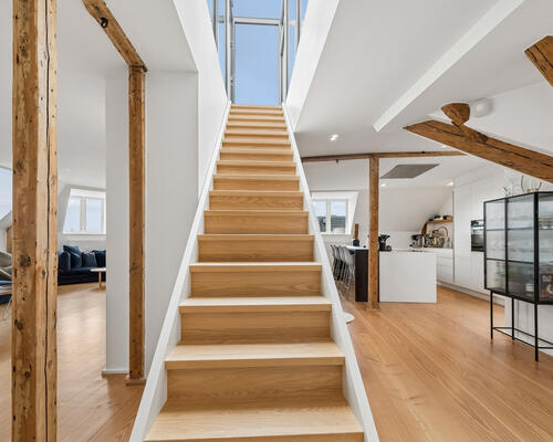 Eksklusiv møbleret penthouse med privat tagterrasse og panoramaudsigt over København til udlejning for 6-12 mdr.