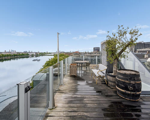 Eksklusiv møbleret penthouse med privat tagterrasse og panoramaudsigt over København til udlejning for 6-12 mdr.
