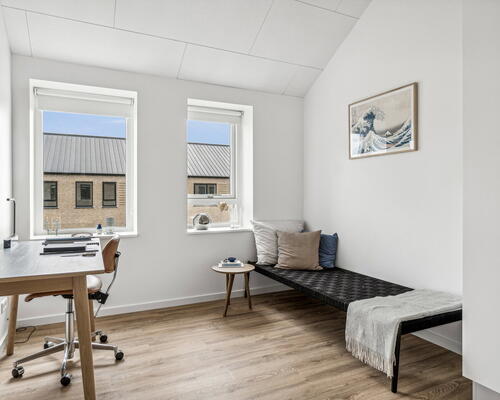 Moderne 4-vær. rækkehus i Jasminparken – 115 m2, to badeværelser, terrasser og dobbelt carport