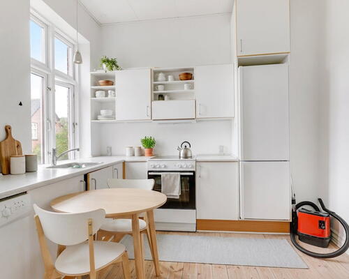 Lys 3-værelses på 88 m2 i klassisk rødstensejendom – højt til loftet, franske døre og fælles gårdhave