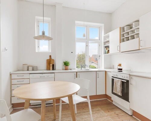 Lys 3-værelses på 88 m2 i klassisk rødstensejendom – højt til loftet, franske døre og fælles gårdhave