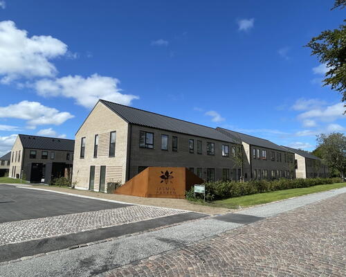 Moderne 4-vær. rækkehus i Jasminparken – 115 m2, to badeværelser, terrasser og dobbelt carport