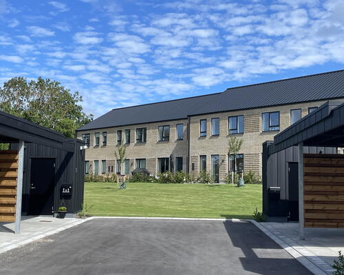 Moderne 4-vær. rækkehus i Jasminparken – 115 m2, to badeværelser, terrasser og dobbelt carport