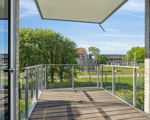 Indbydende 2-værelses lejlighed med altan og tagterrasse