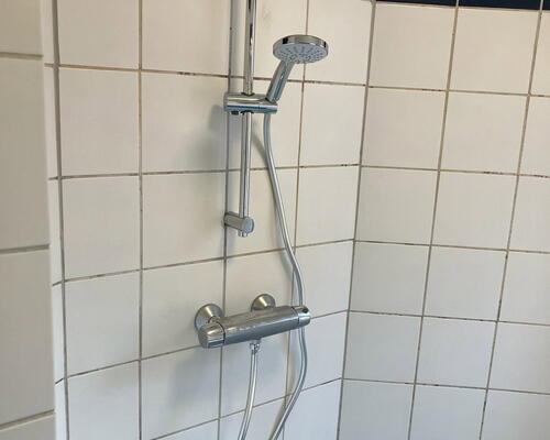 Lys taglejlighed med hems og synlige bjælker