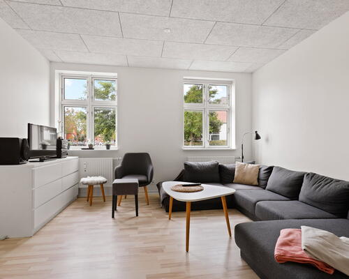 Nyrenoveret 3-værelses på 94 m2 med stort alrum og central beliggenhed – mulighed for møblering