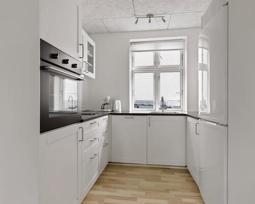 Nyrenoveret 3-værelses på 94 m2 med stort alrum og central beliggenhed – mulighed for møblering