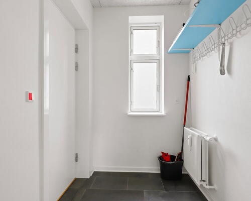 Nyrenoveret 3-værelses på 94 m2 med stort alrum og central beliggenhed – mulighed for møblering