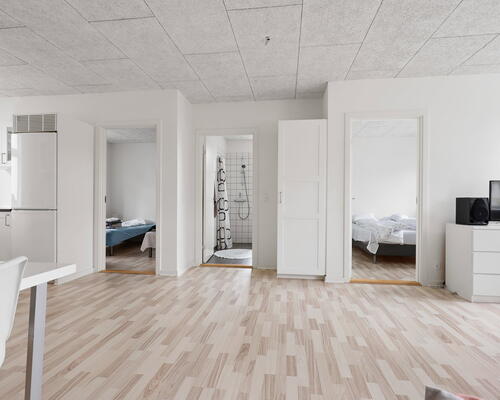 Nyrenoveret 3-værelses på 94 m2 med stort alrum og central beliggenhed – mulighed for møblering