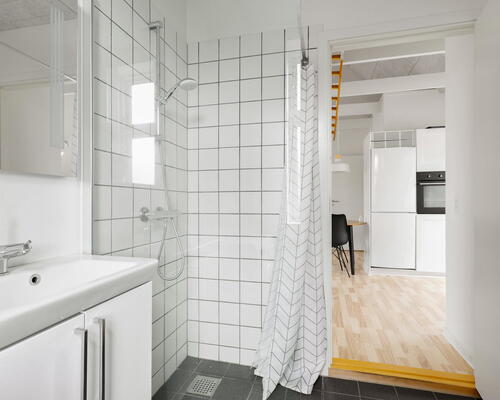 Lys 3-værelses tagetagelejlighed på 87 m2 med skønne ovenlysvinduer – mulighed for møblering