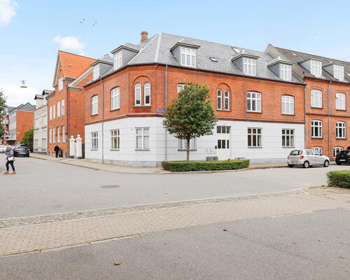 Lys 3-værelses på 88 m2 i klassisk rødstensejendom – højt til loftet, franske døre og fælles gårdhave