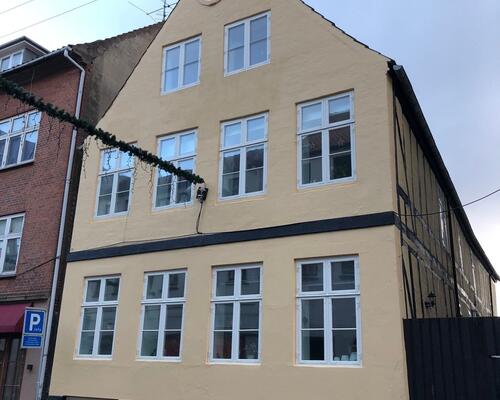 Flot 3 værelses lejlighed i stuen på torvet