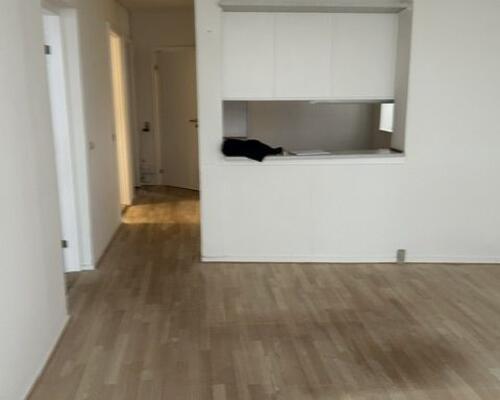 Flot 3 værelses lejlighed i stuen på torvet