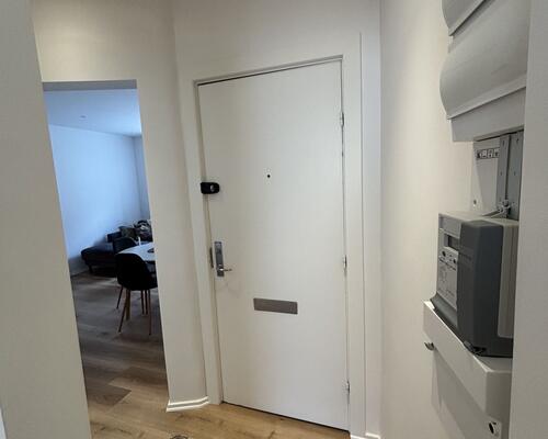 Lækker gennemrenoveret lejlighed med solrig altan