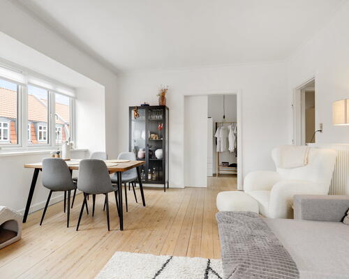 Lys 4-værelses på 107 m2 med altan, stilrent køkken og moderne badeværelse