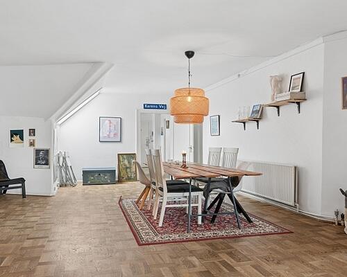 Klassisk, flot lejlighed attraktivt beliggende på stille vej med parkeringsbåse nær Metro/Østerport Station, Kastellet og Langelinie