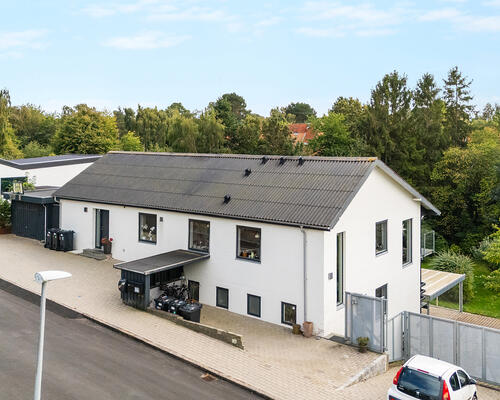 STORT 7-VÆRELSES HUS I LÆKRE OMGIVELSER