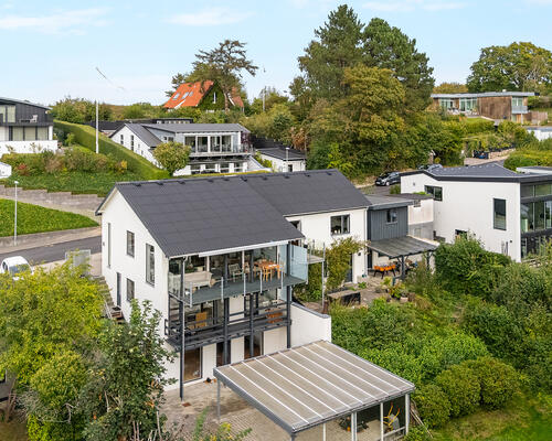 STORT 7-VÆRELSES HUS I LÆKRE OMGIVELSER