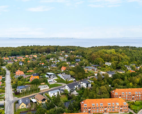 STORT 7-VÆRELSES HUS I LÆKRE OMGIVELSER