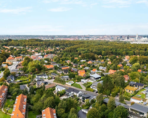 STORT 7-VÆRELSES HUS I LÆKRE OMGIVELSER