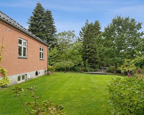 Dejlig, nymalet lav-energi villa attraktivt beliggende nær natur , gode indkøbsmuligheder og S-togstationer - ca. 15 Km til Københavns centrum