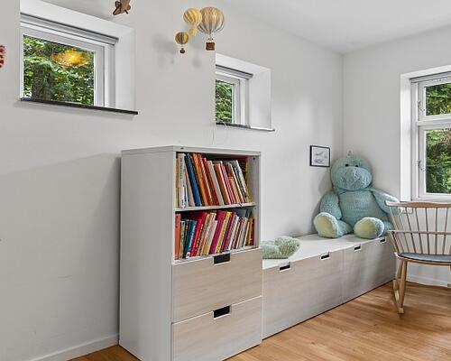 Dejlig, nymalet lav-energi villa attraktivt beliggende nær natur , gode indkøbsmuligheder og S-togstationer - ca. 15 Km til Københavns centrum