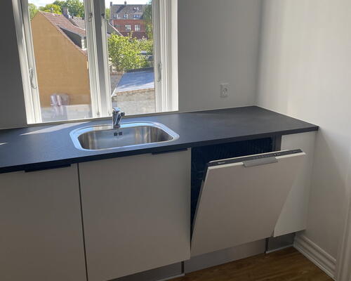 Flot renoveret 3-værelses på 97 m2 med stort, grønt gårdmiljø – tæt på Havnefronten, Nordkraft og gågaden