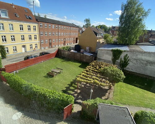 Flot renoveret 3-værelses på 97 m2 med stort, grønt gårdmiljø – tæt på Havnefronten, Nordkraft og gågaden